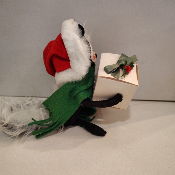 Annalee Skunk  Christmas Santa  With Gift 1992 With Tags Fuzzy Tail Collectible - Picture 7 of 10